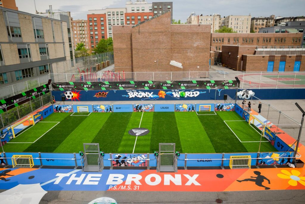 Imagine Joc EA SPORTS FC și LA LIGA inaugurează un nou teren comunitar în New York, în cadrul programului FC FUTURES | 2review.ro